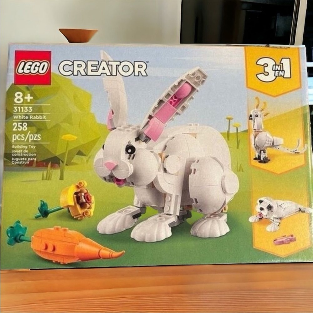 Lego Creator 3-in-1 White Rabbit
(NWT)
Building Set 31133 (258 Pieces)